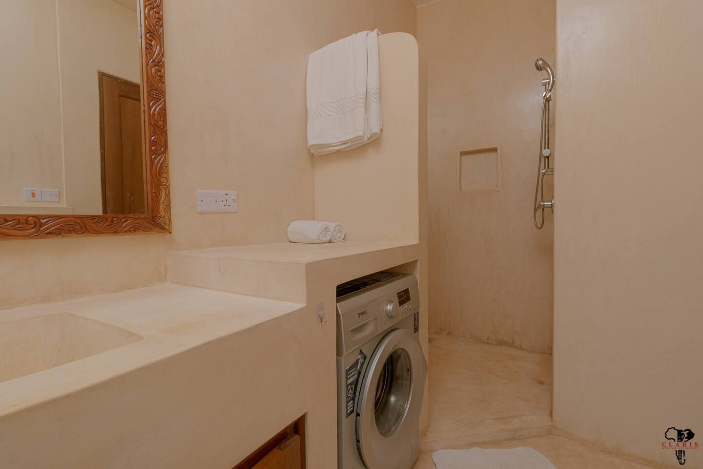Claris Apartment